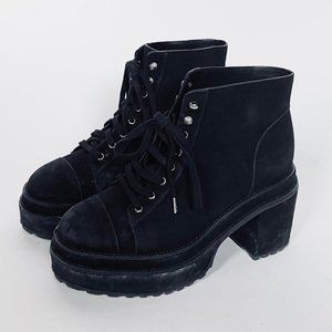 Vintage 90s black platform suede ankle boots!